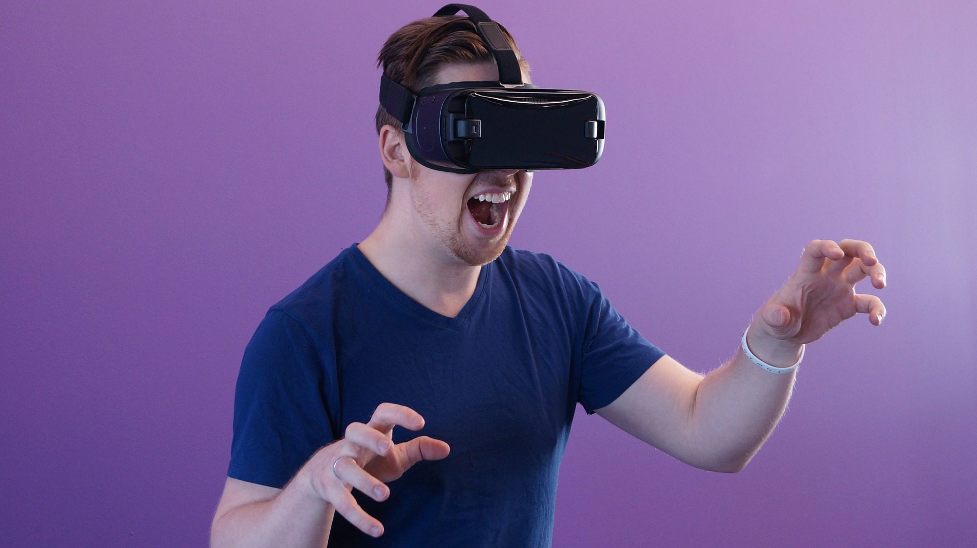 Ein Bild von einem Mann, der eine VR Brille trägt und sich bewegt